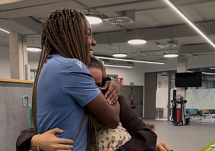 Edna Imade recibe las felicitaciones de sus compañeras de la Real Sociedad tras ganar la Nations League